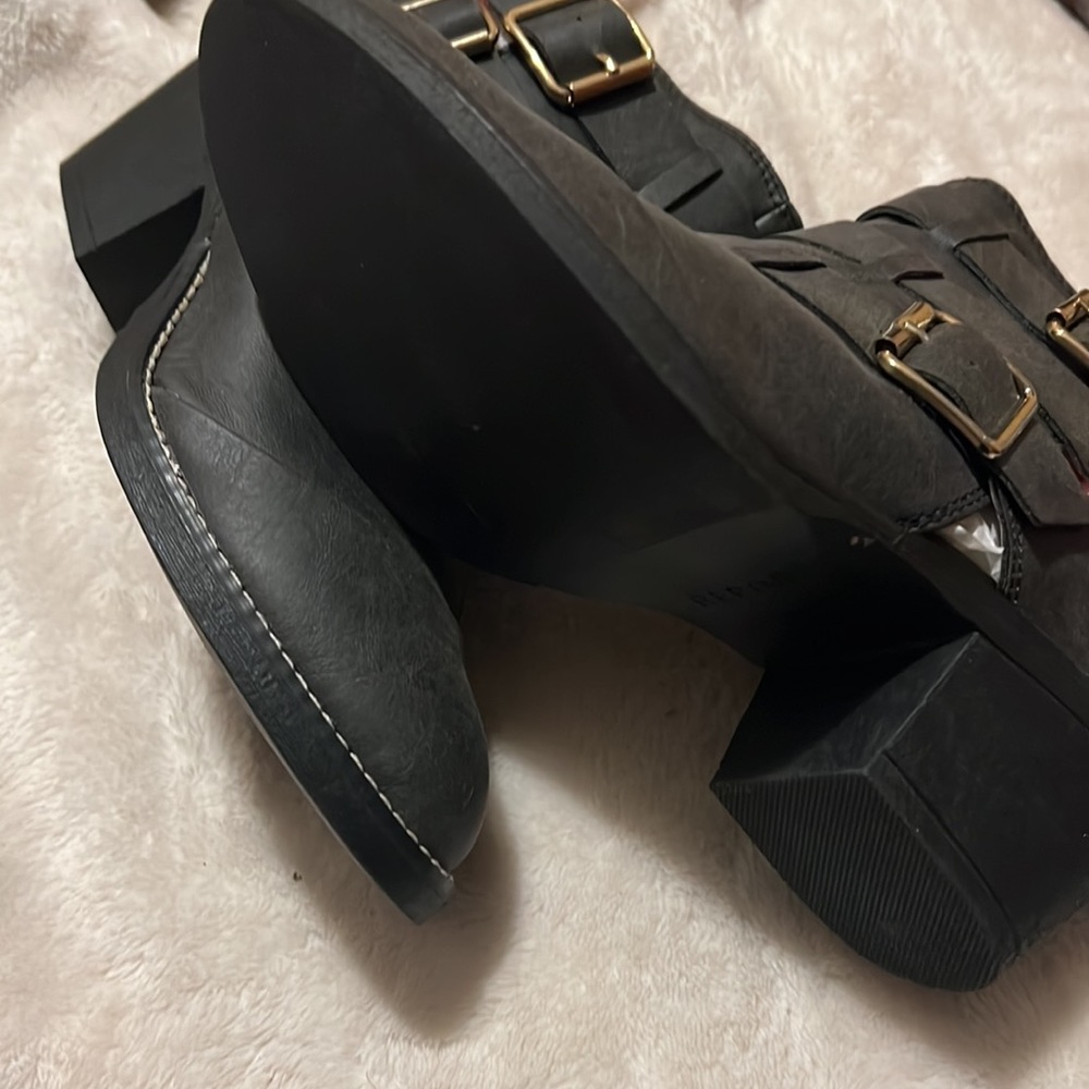 Bootys - Picture 2 of 3